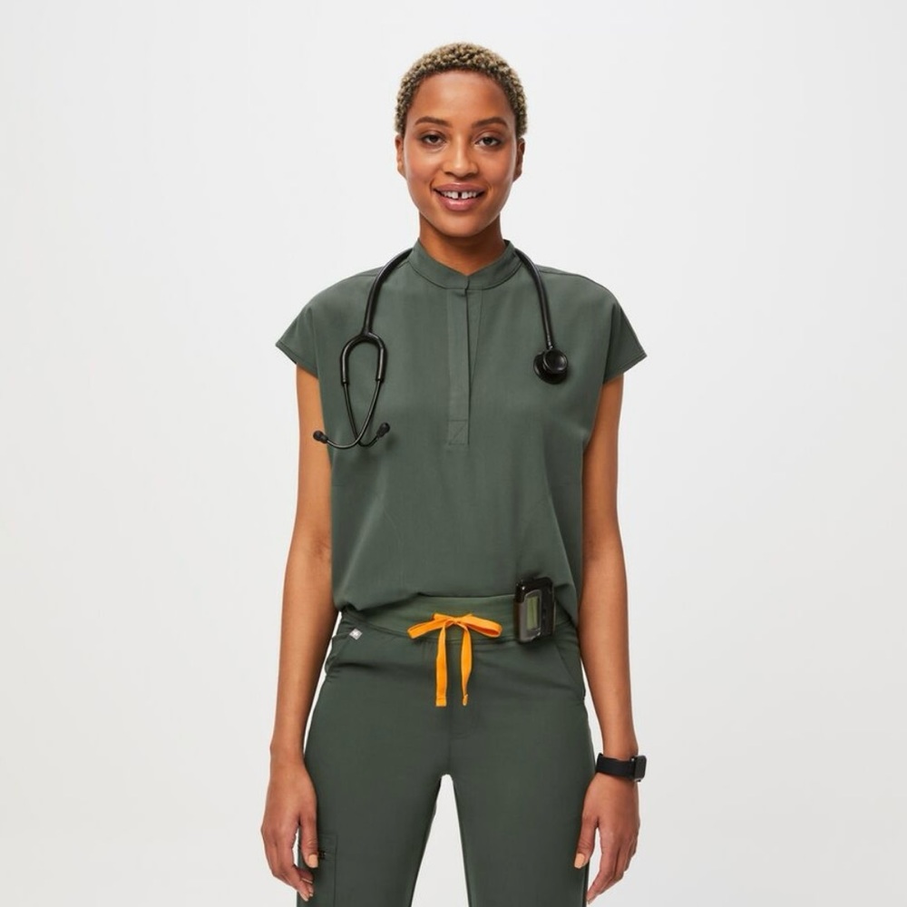 Figs Set: Rafaela Top (XS) & High-Waisted Zamora Joggers (XS). Color: Moss